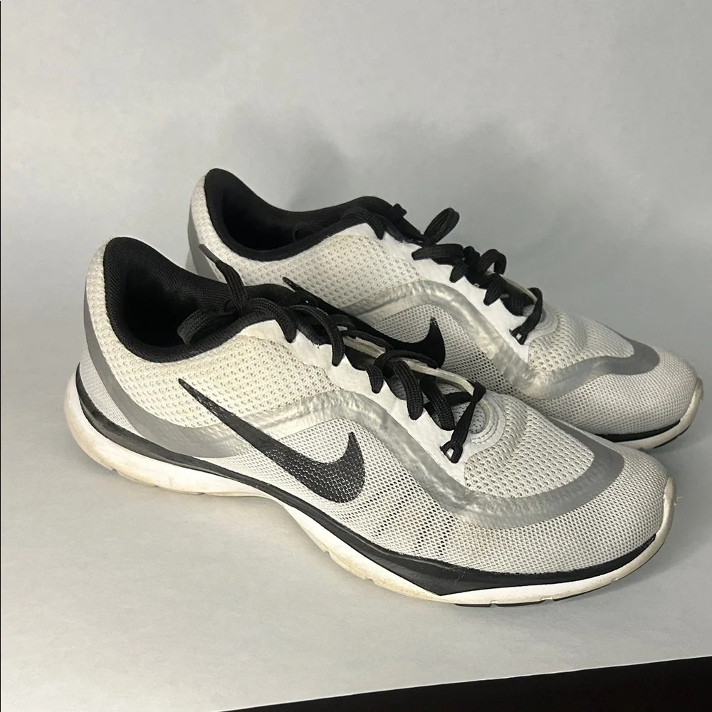 Nike Women's White and Black Athletic Shoes - Picture 2 of 8